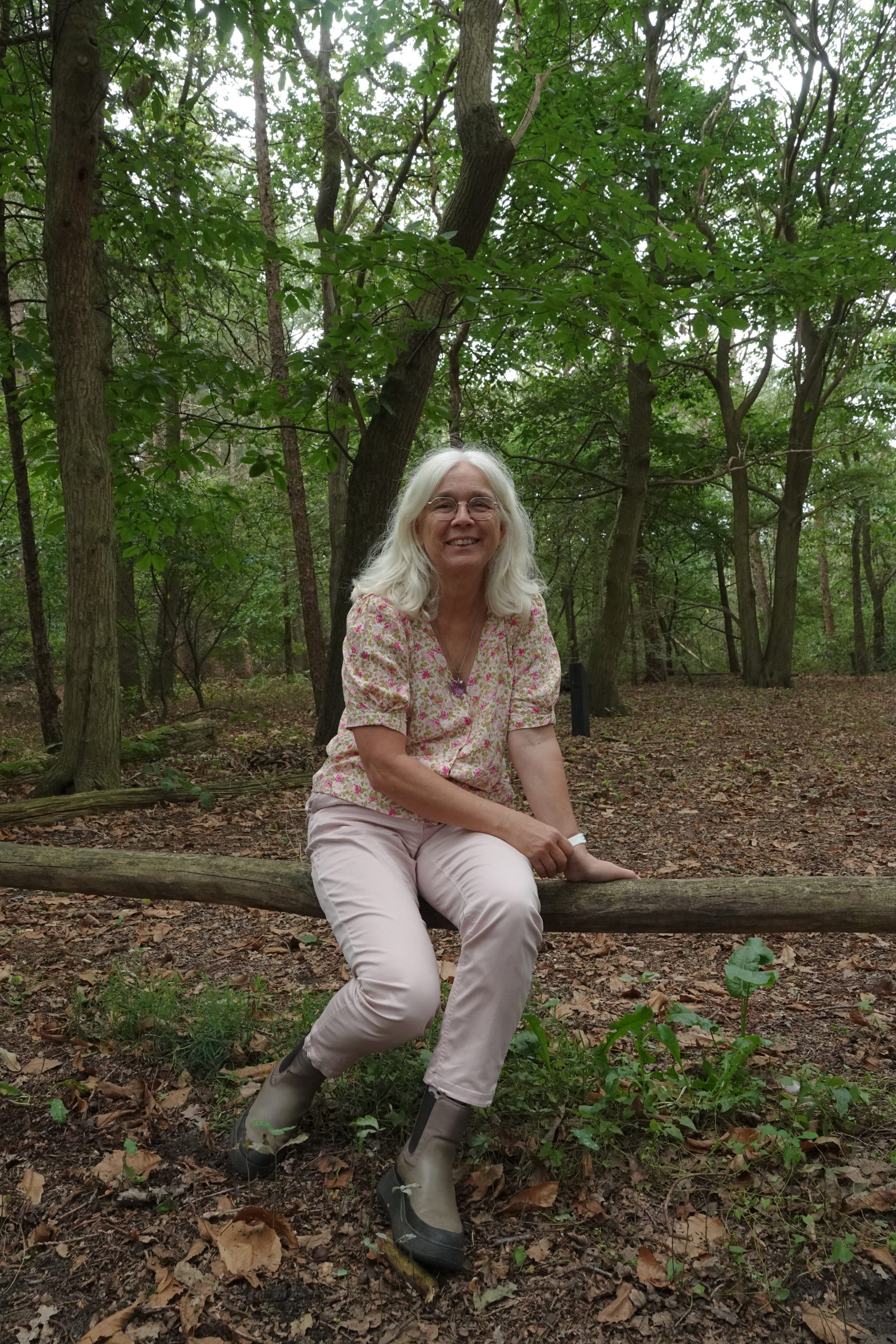 Ik op een slagboom zittend in bos.