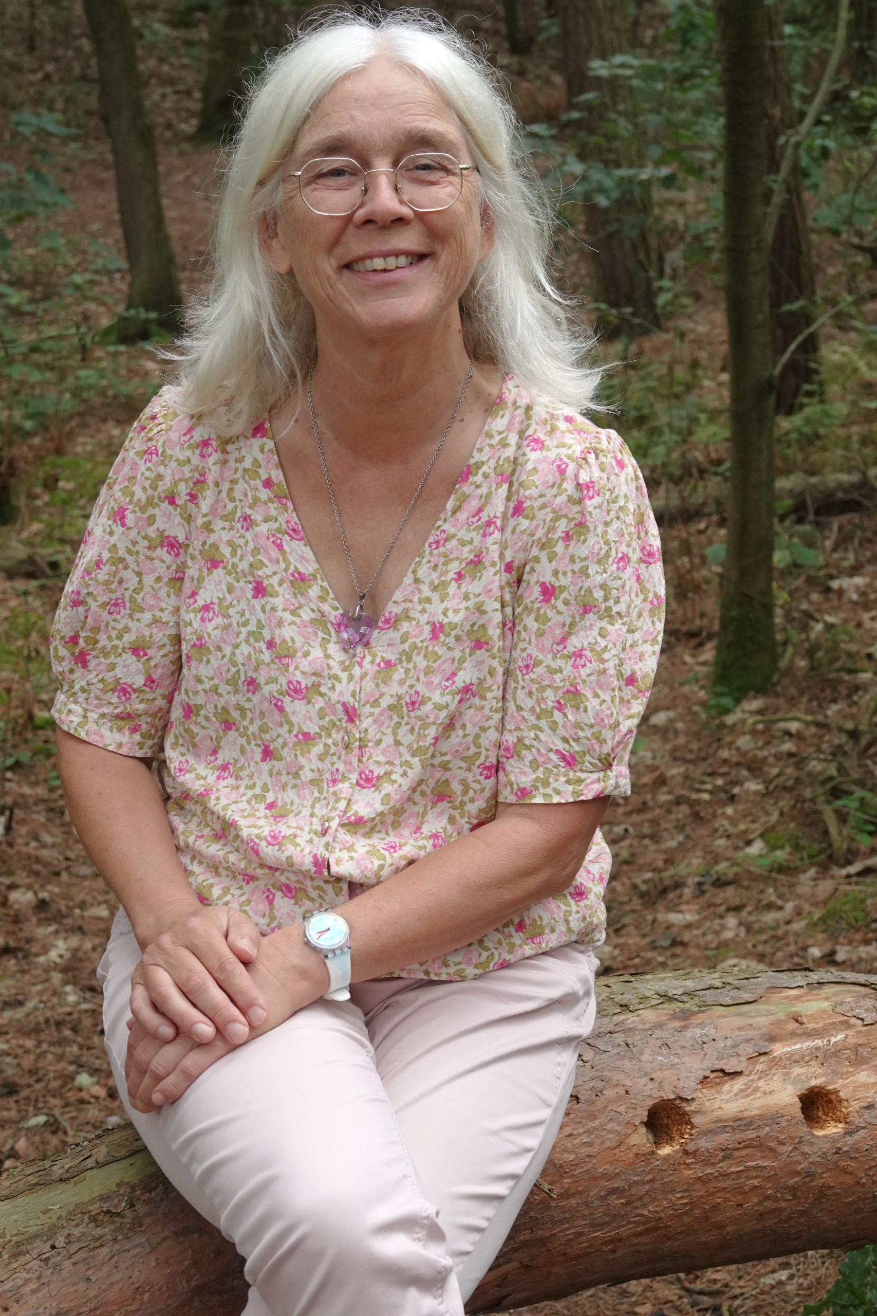 Brigitte, natuurcoach en stoelmasseur van Boost of Energy, zittend in de natuur